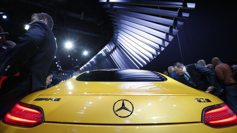 奔驰的麻烦不止维权